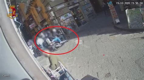 aggrediti e picchiati con casco per rolex|Napoli, turista con bimbo picchiato per rapinare Rolex da 22mila .